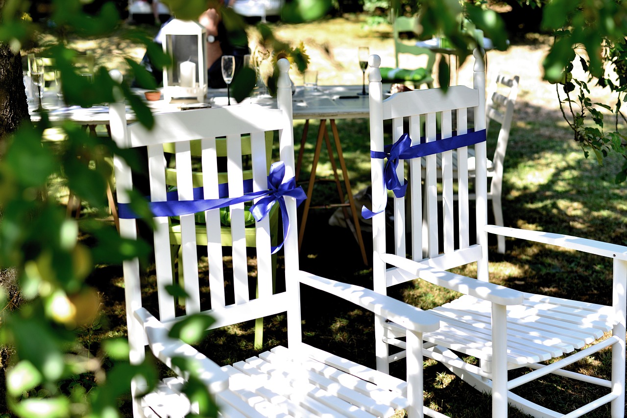 Białe krzesła na wesele – gdzie kupić?